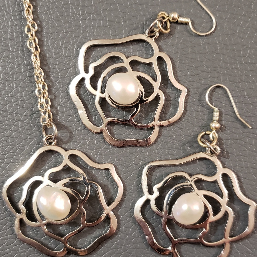 Necklace and earring set